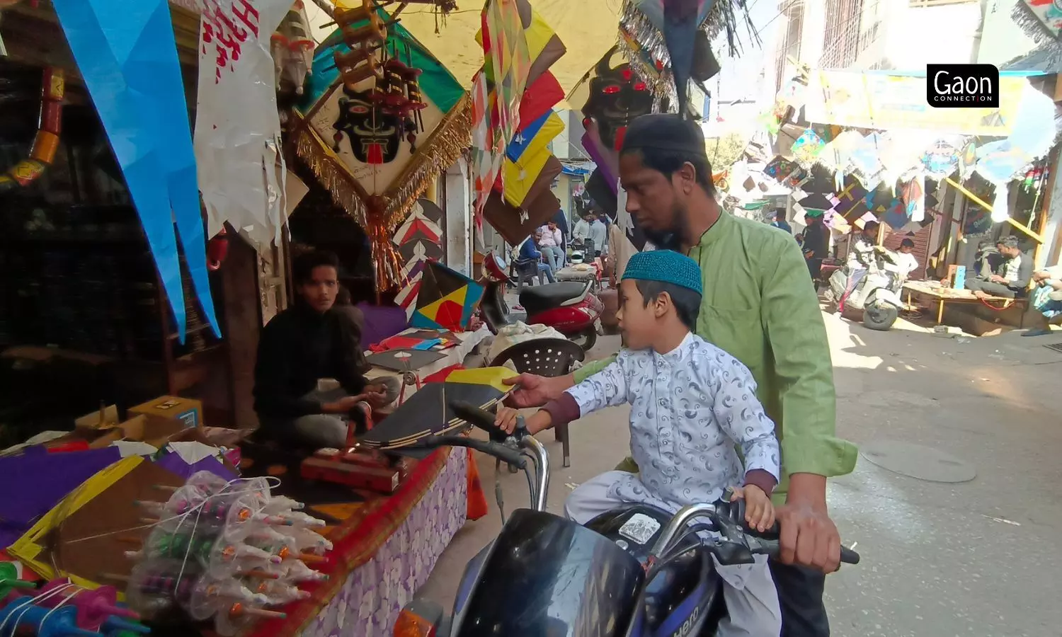 As the royal started promoting kite flying in the city, this news spread everywhere and a large number of kite makers settled in Jaipur and some residents of the city as well took up this art form. 