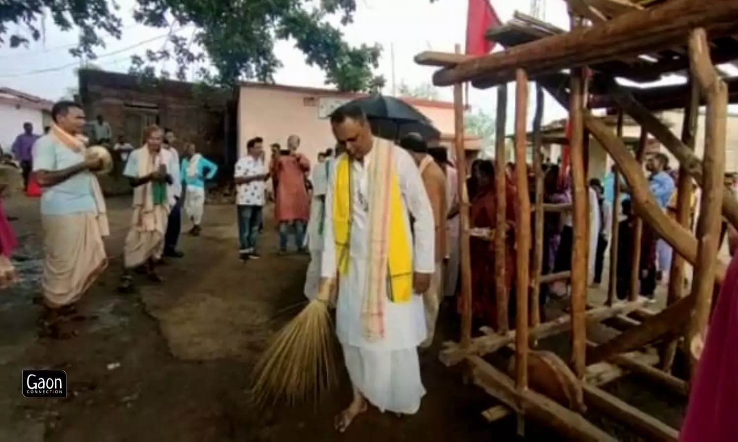 At Remanda, Akhtar is doing exactly what the Gajapati Maharaja (considered to be the leading worshipper of the deities) does at the Jagannath Temple in Puri. Only, while the Maharaja uses a broom made of gold, Akhtar’s broom is made of coconut husks.