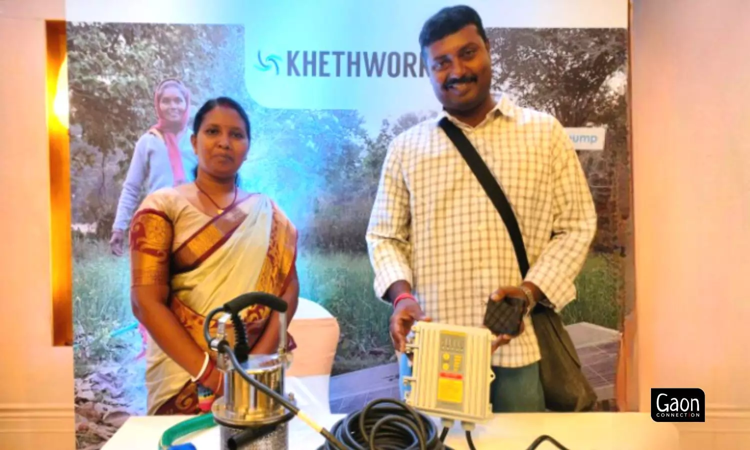 Akli Tudu(left) and Durga Dayal Patra(right) displaying the micro solar pump. Photo by Aishwarya Tripathi.