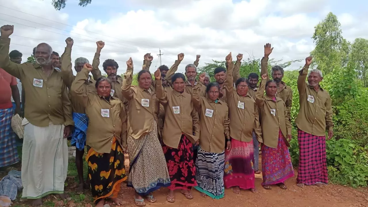 Members of Mahatma Gandhiji Kattada Mattu Itare Kulikarmikara Sangha, Haveri district, Karnataka