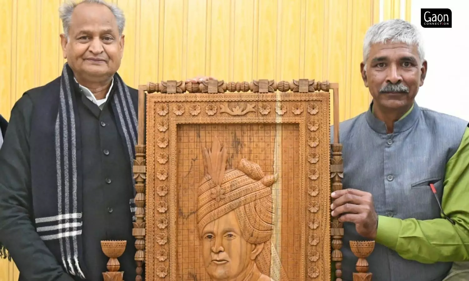 Trilokchand gifted a wooden sculpture to Chief Minister Ashok Gehlot of his father, Jadugar Lakshman Singh.