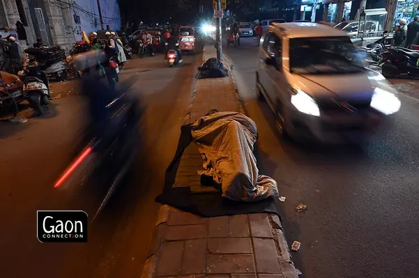 It is not just pavements and roadside where the Delhis poor sleep. They often resort to sleeping on the dividers which endangers their life.